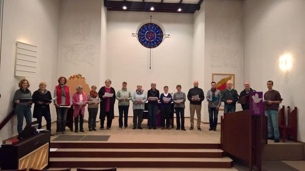 Bild: Kantorei im Altarraum der Christuskirche