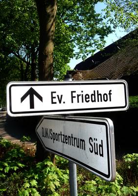 Bild: Schild zum Friedhof