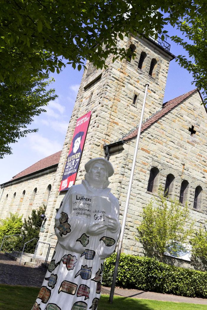 Bild: gestalteter Luther vor der Christuskirche
