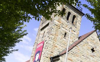 Bild: gestalteter Luther vor der Christuskirche