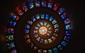 Bild: bunte Fensterspirale