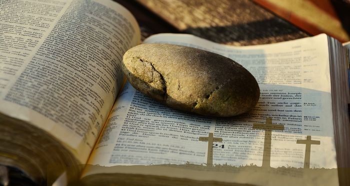 Foto: Bibel mit Auferstehungstext