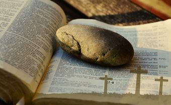 Foto: Bibel mit Auferstehungstext