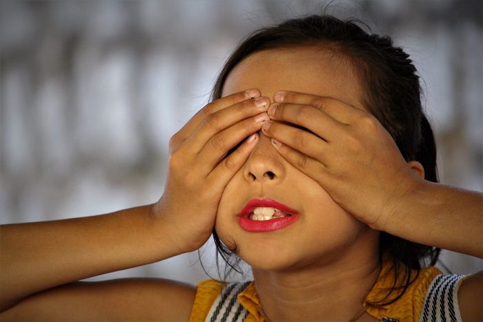Foto: Mädchen mit zugehaltenen Augen