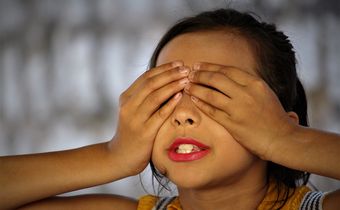 Foto: Mädchen mit zugehaltenen Augen
